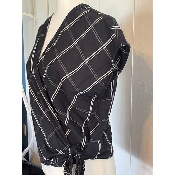 Banana Republic Size Medium Sleeveless Wrap Top Black & White - Picture 2 of 6